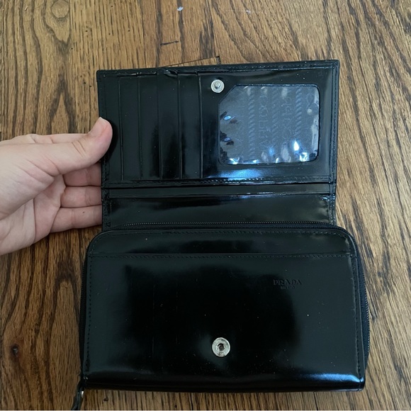❌ SOLD ❌ Vintage Prada Wallet - Picture 3 of 5